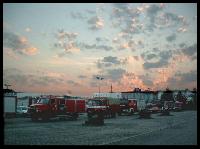 Aufbruch der Autokolonne, begleitet von einem herrlichen Sonnenaufgang.