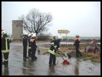 Kameraden der FF Fienstedt leiteten das Wasser ab.