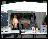 Franziska, Tobias und Jrg hatten alles im Griff, so da keiner hungern mute.