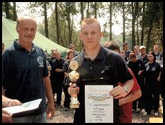 Peter prsentiert stolz den Pokal fr den 2.Platz unserer Jugendmannschaft