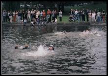 Am Ende sprang die gesamte FF Grbers in den Teich und planschte herum.