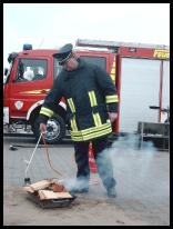 Dieses Feuerchen soll dann mit den Feuerlschern gelscht werden.